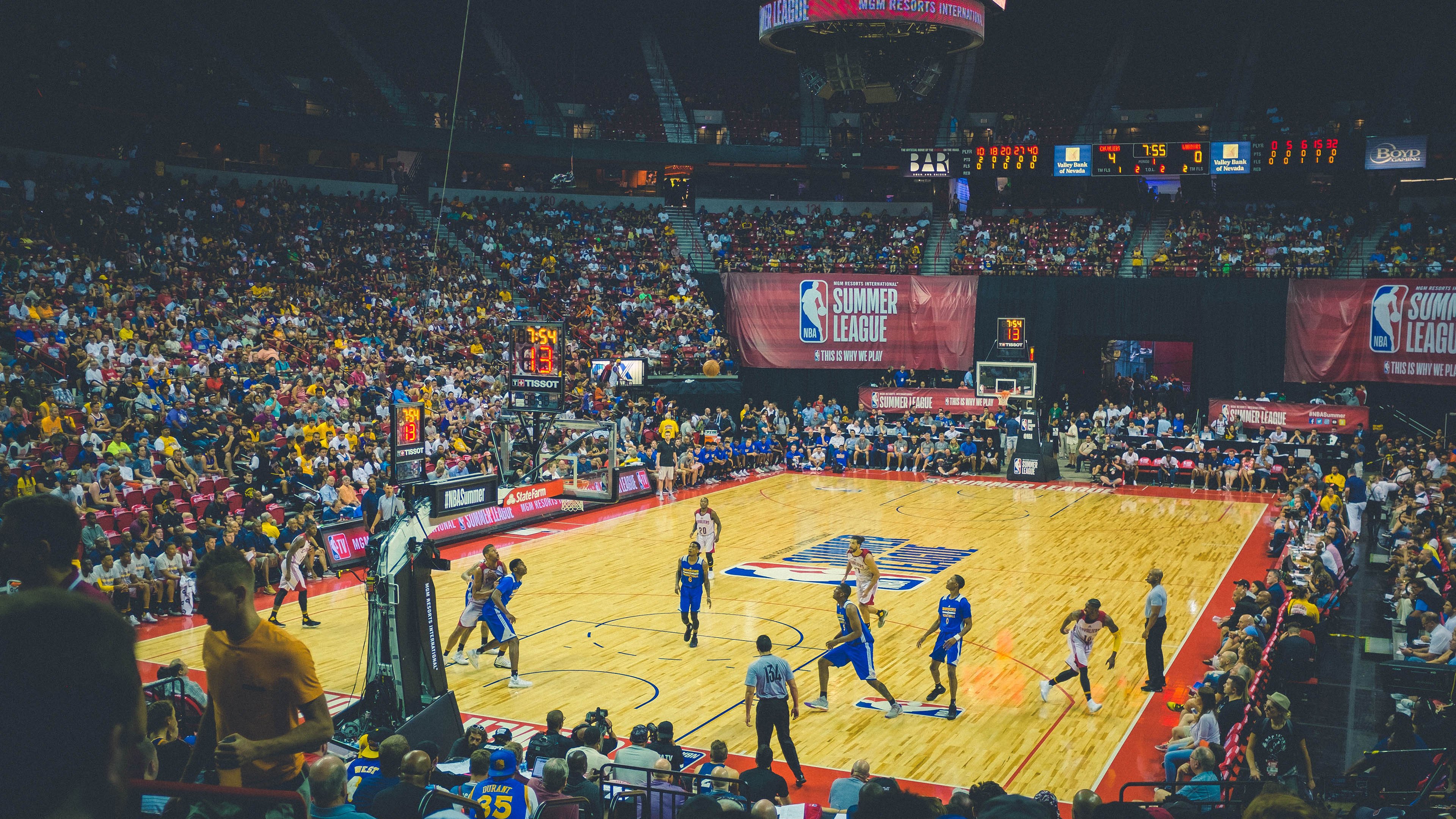 米兰体育赛事-“胡利安·门德斯的突破与传球，助阿根廷美洲狮队攻守兼备”