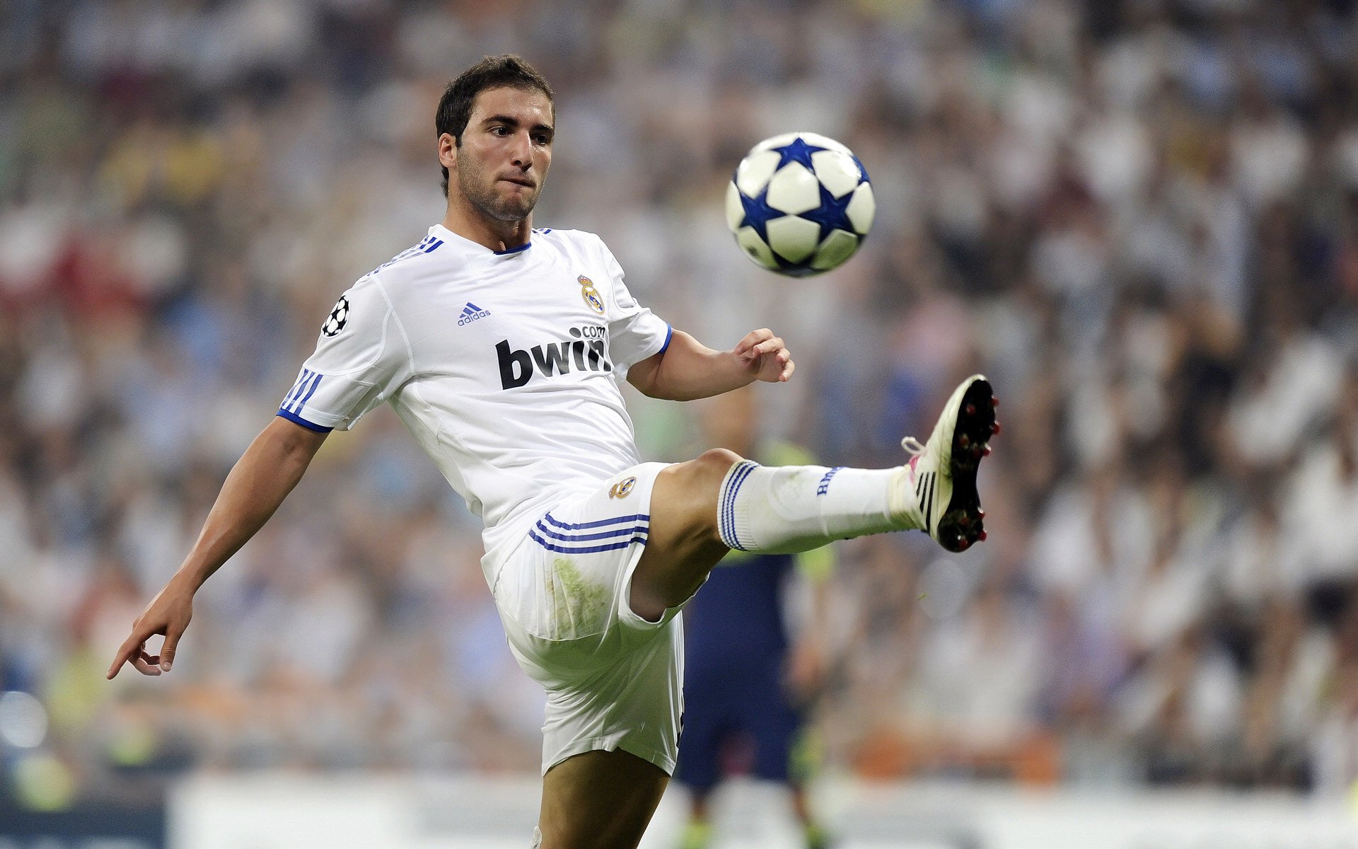 “胡利安·门德斯的突破与传球，助阿根廷美洲狮队攻守兼备”